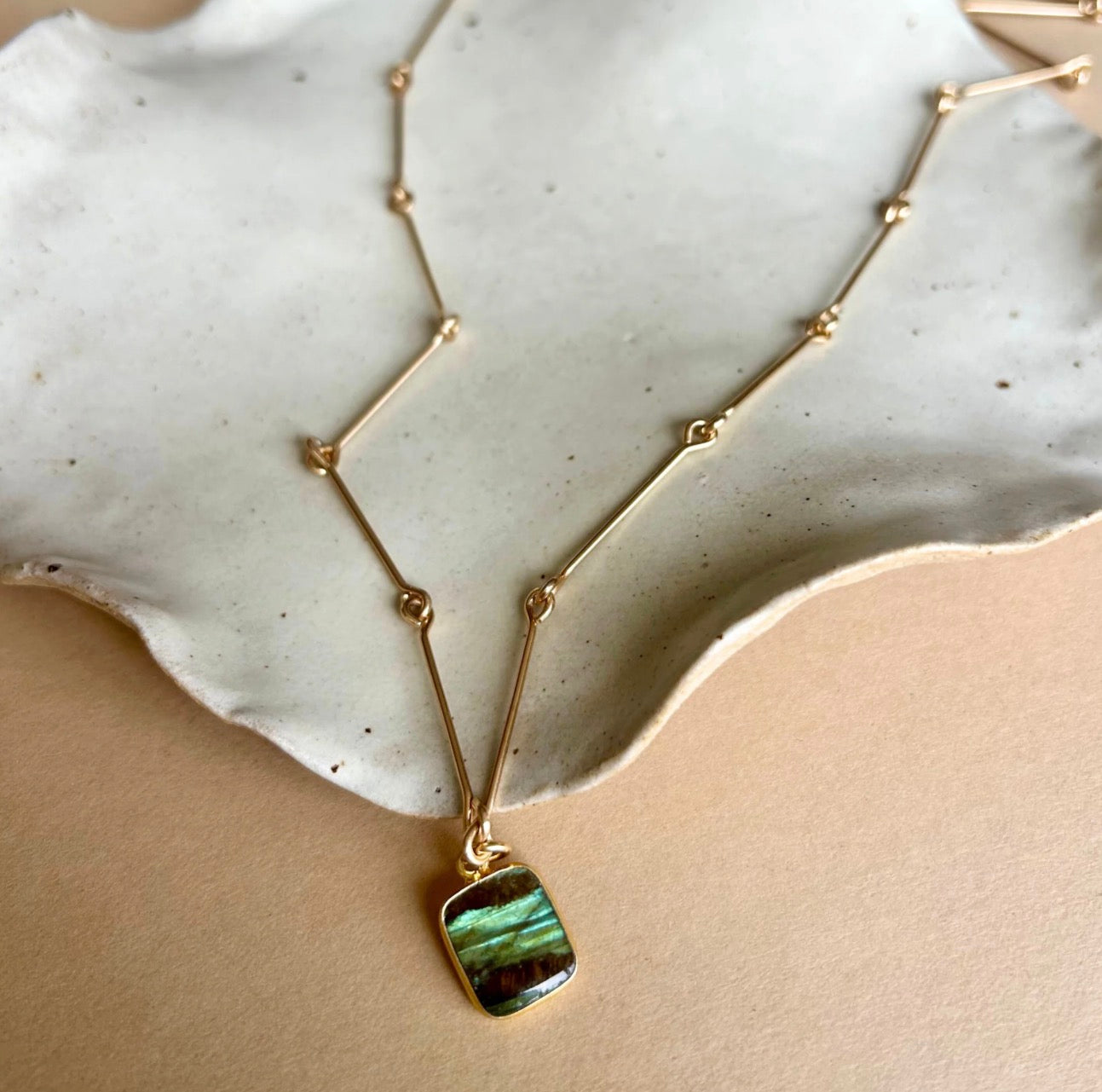 Labradorite Gem Slice Bone Chain Necklace (Gold)